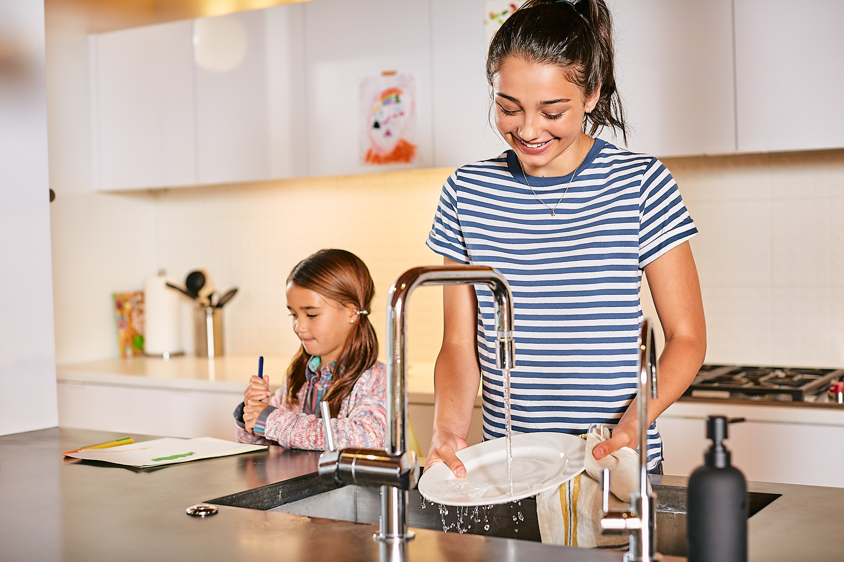 Siblings do the dishes, a lifestyle image from a photoshoot by Leah Verwey